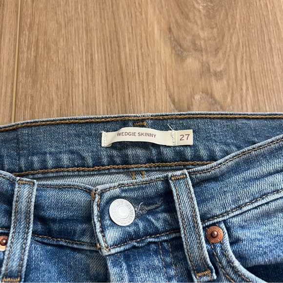 Levi’s women’s skinny wedgie Distressed Blue Jeans sz 27 - Picture 3 of 5